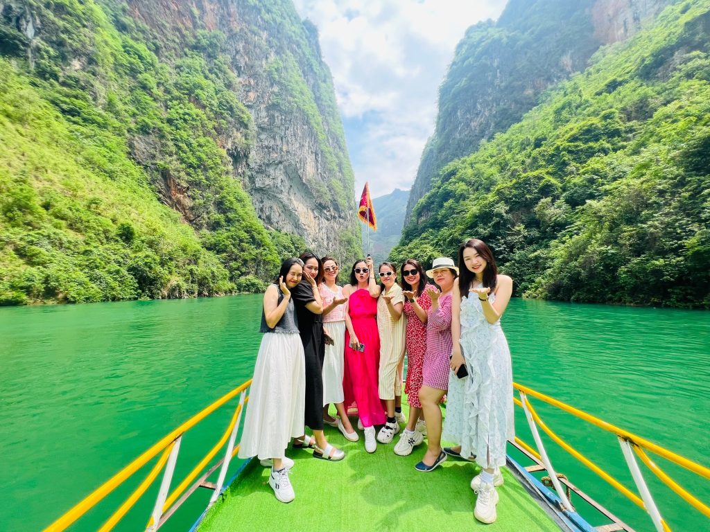 453513562 10222250303201209 8530531462956547719 n Color Tour - Khởi Nguồn Giá Trị Sống Tháng 10 1, 2026